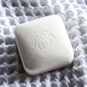 photo of a pekee bar on top of a waffle weave towel